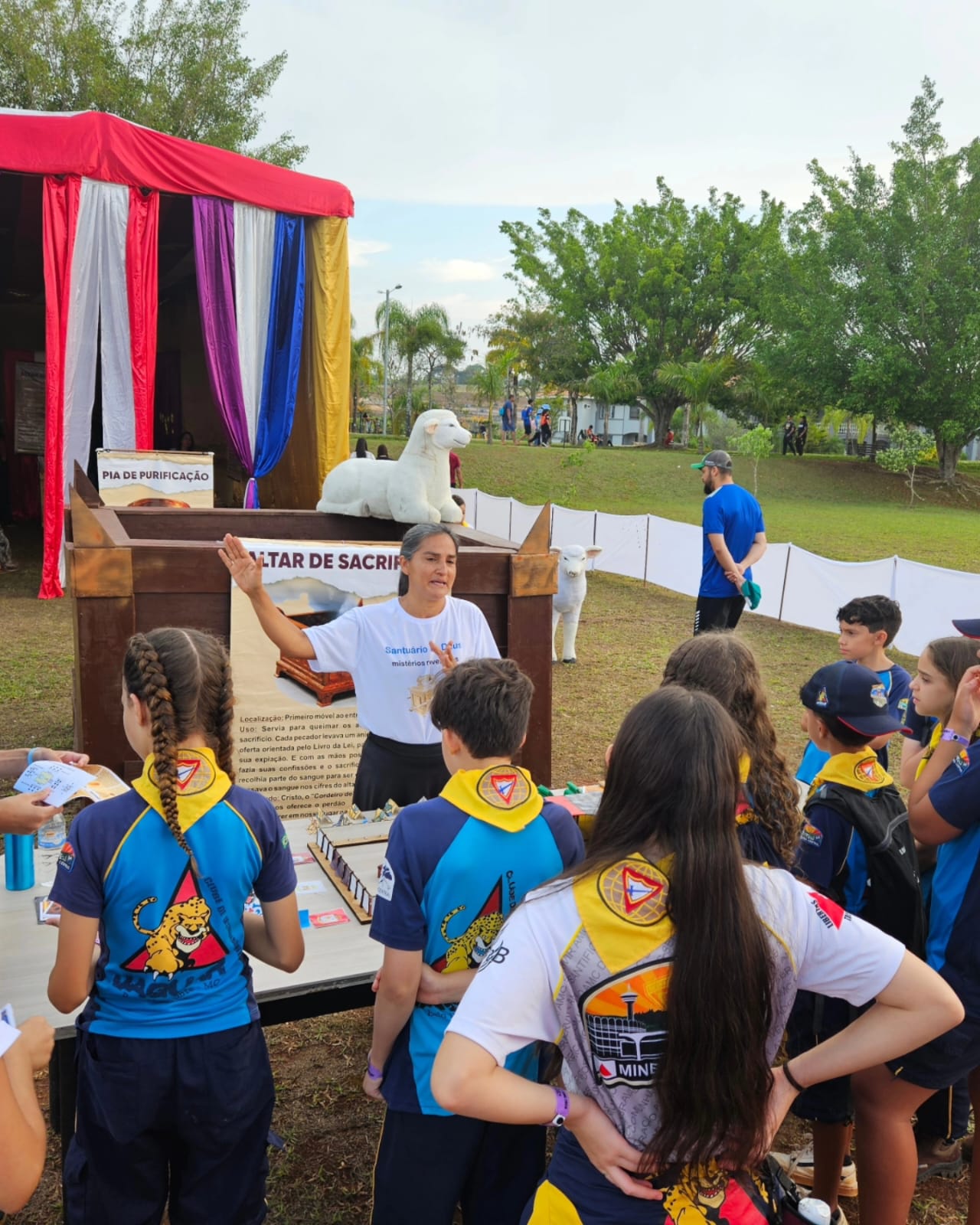 Sacerdote e Arca da Aliança